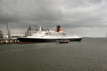 Old and New - the QE 2